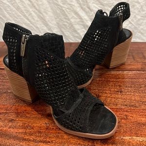 Never worn black Vince Camuto size 6.5M or 37EU